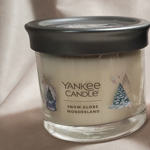 **SOLD**WonderlandYankee Candle® 4.5oz. Snow Globe Tumbler Candle